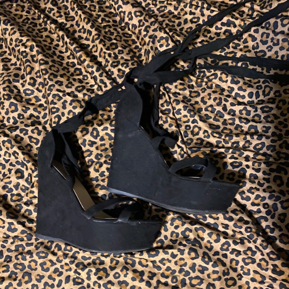 Shoedazzle wedges black tie around ankle size 8